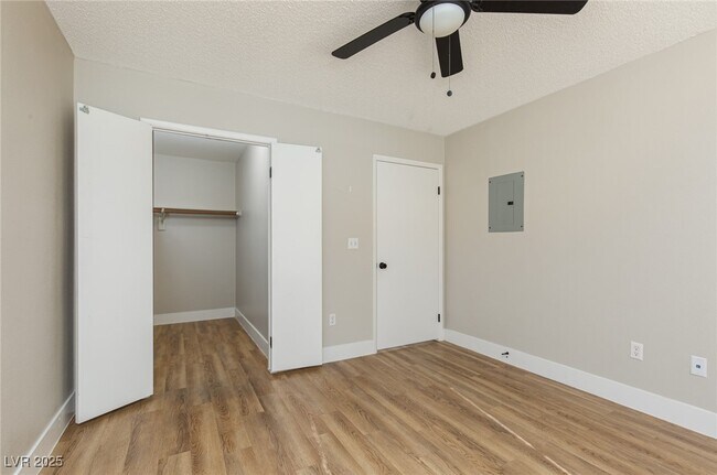 Building Photo - 7100 W Pirates Cove Rd