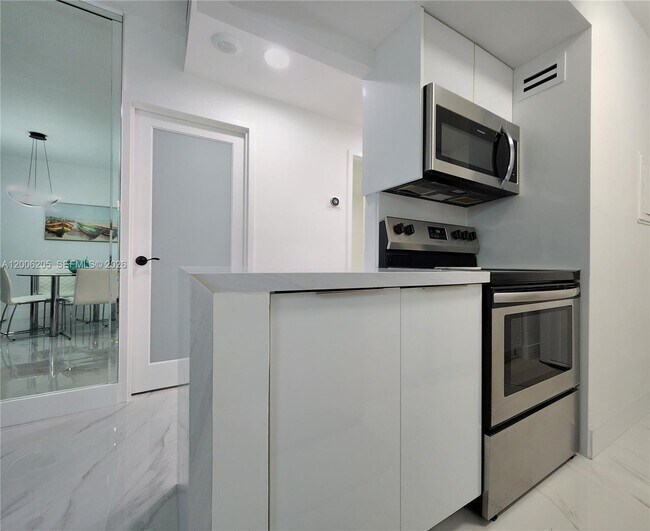 Building Photo - 3505 S Ocean Dr