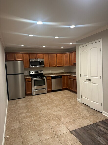 Building Photo - 1611 S Main St