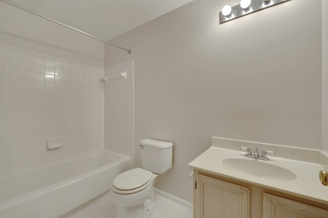 Building Photo - Top-Floor 3BD/3BA seconds to Downtown Crown!