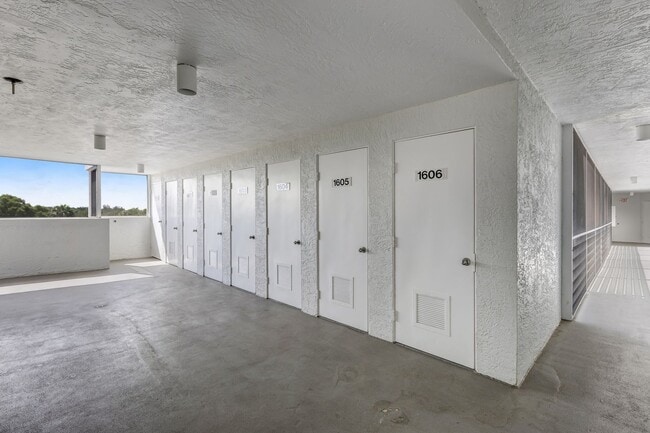 Building Photo - ** NAPLES COVE @ BAY FOREST ** 2 BED / 2 B...
