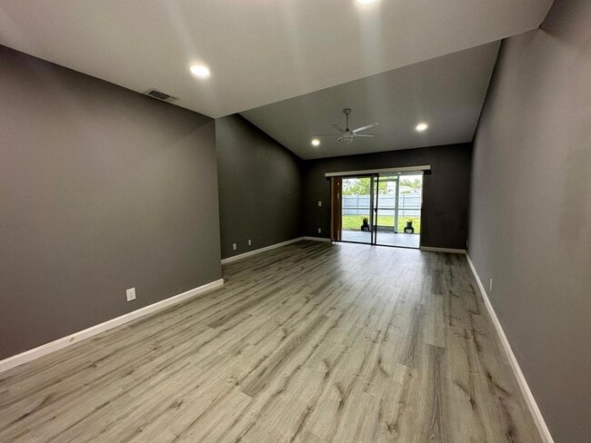 Building Photo - 139 Deerfield Ct