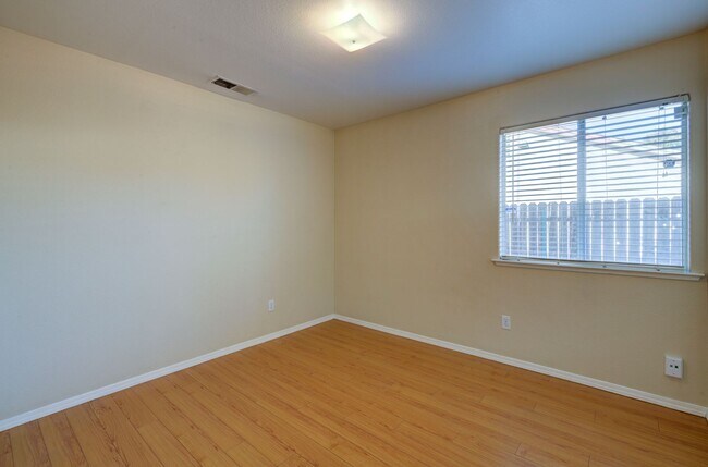 Building Photo - 5654 Violet Ave