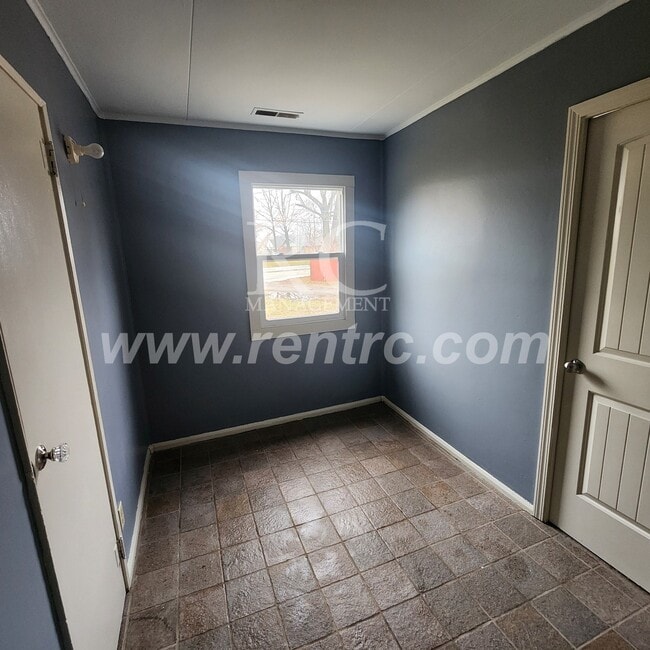 Building Photo - 210 Lindenwood-