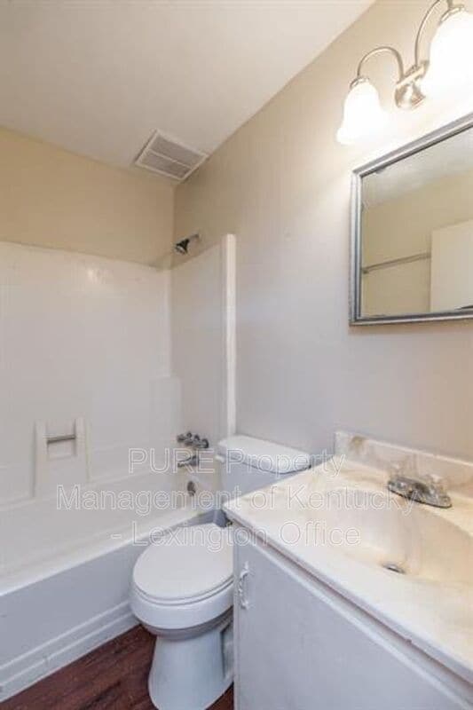 Building Photo - 233 Landings Dr