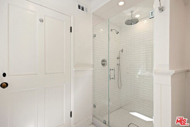 Building Photo - 7972 Mulholland Dr