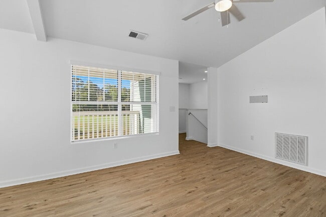 Building Photo - Spacious Three Bedroom Townhome in Old South!