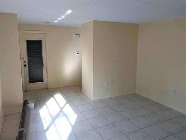 Building Photo - Corner Lot Home in New Port Richey