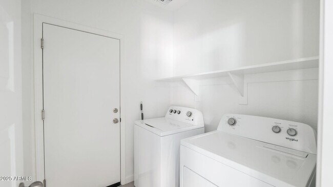 Building Photo - 40035 W Shaver Dr