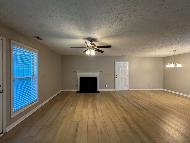 Building Photo - Cute 2 Bed 2 Bath Ground Level Condo with Community Pool