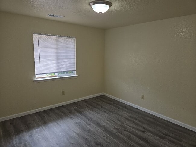 Building Photo - Pet-friendly 3-bedroom Eureka home