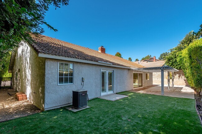 Building Photo - 3235 W Sierra Dr