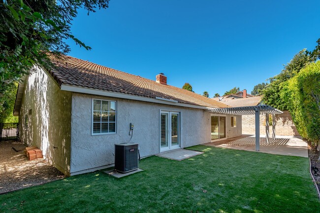 Building Photo - Fully Remodeled 4 Bed + 2.5 Bath Home in Desirable Westlake Hills!