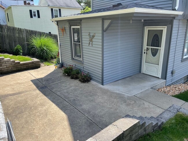 Building Photo - Charming 2BR Home with Large Yard & Porch in Mount Washington