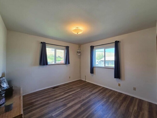 Building Photo - Large 3 Bedroom, 2.5 Bath on Beautiful, HU...