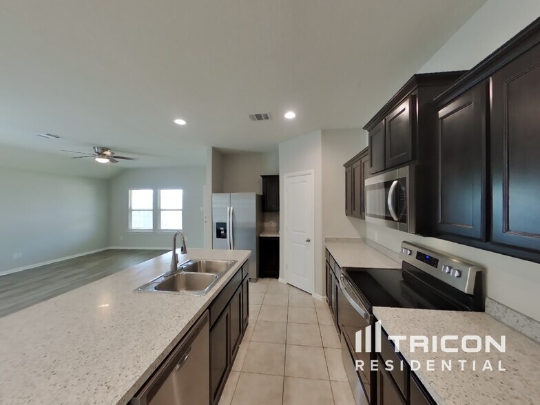 Building Photo - 8832 Ring Gold Dr