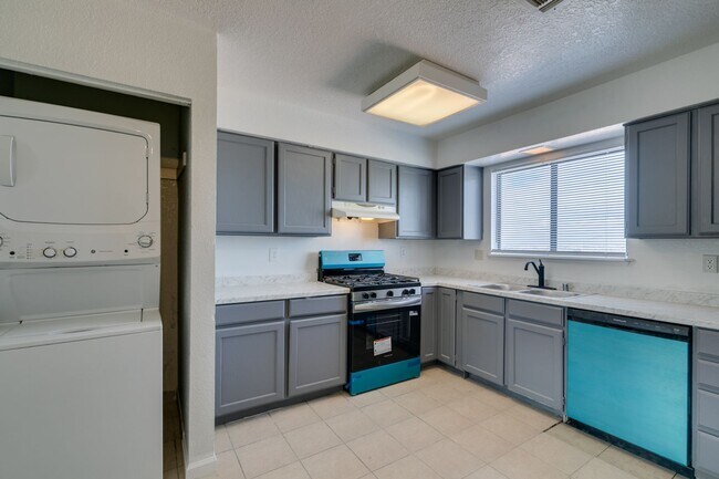 Building Photo - 6987 Mendon Ln