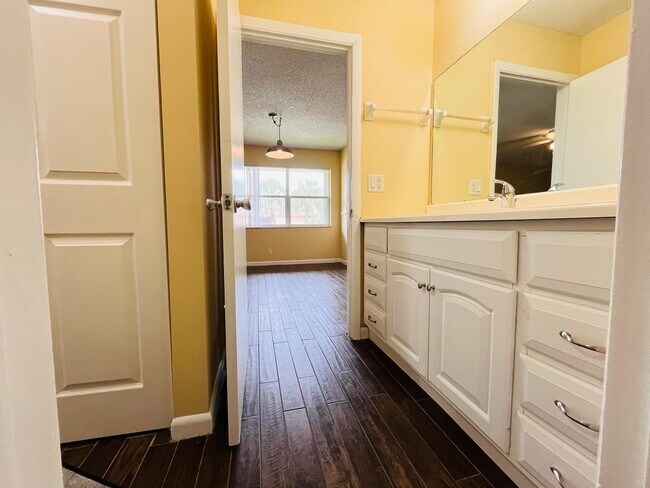 Building Photo - 5985 Forest Hill Blvd