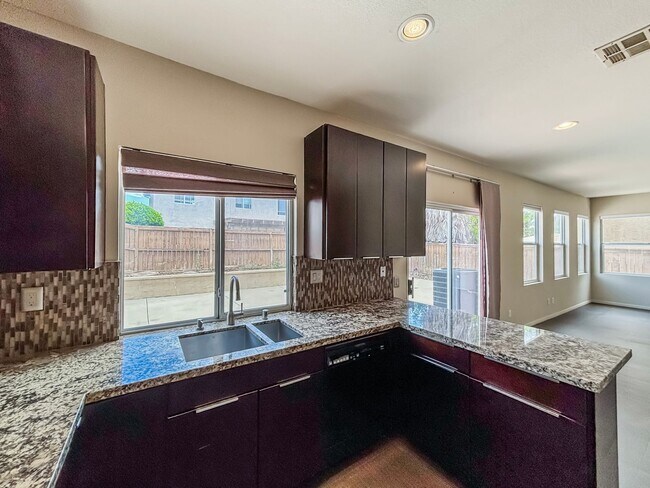 Building Photo - Beautiful 4BD/2.5BA House in Eastlake W/ O...