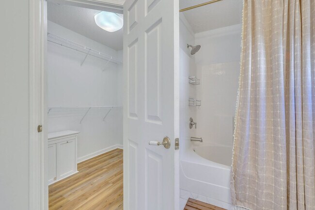 Building Photo - 142 West Tisbury Lane