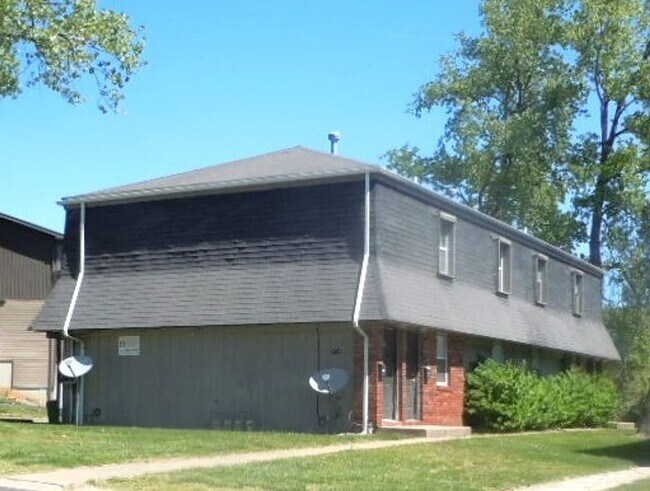 Primary Photo - All Large Rooms in this 2 Bedroom Apt in C...