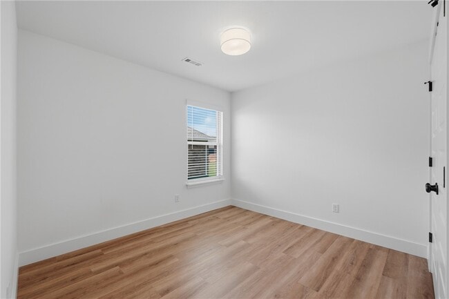 Building Photo - 5089 Vista Ave