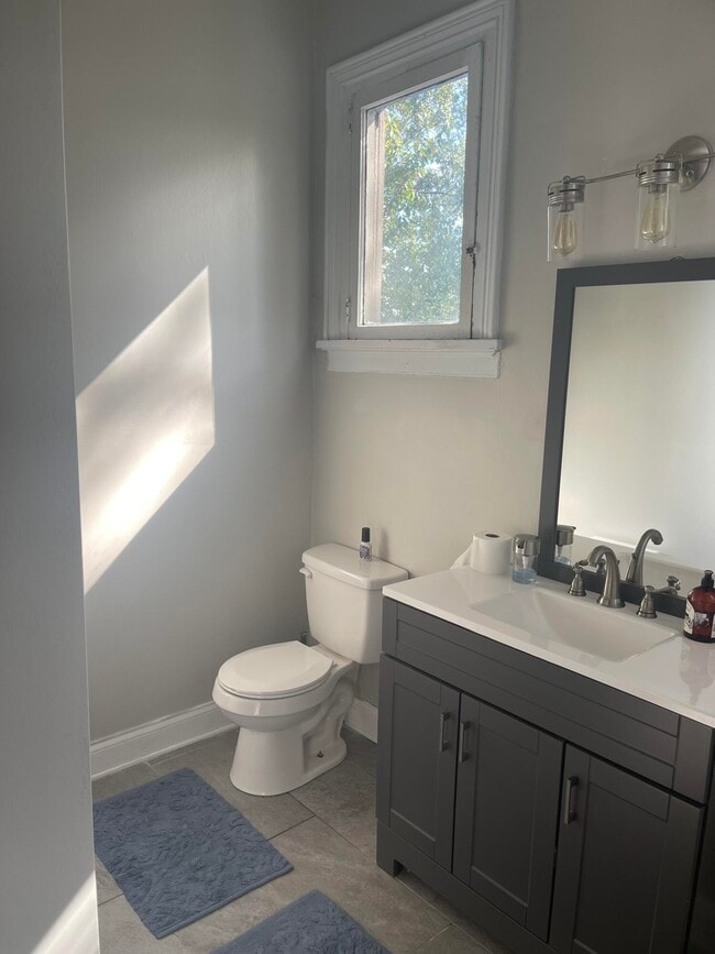 Building Photo - 2224 Queens Wy