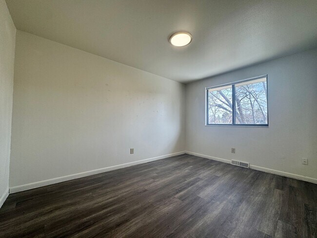 Building Photo - Beautiful 5 bedroom 2.5 bathroom home available NOW!!!