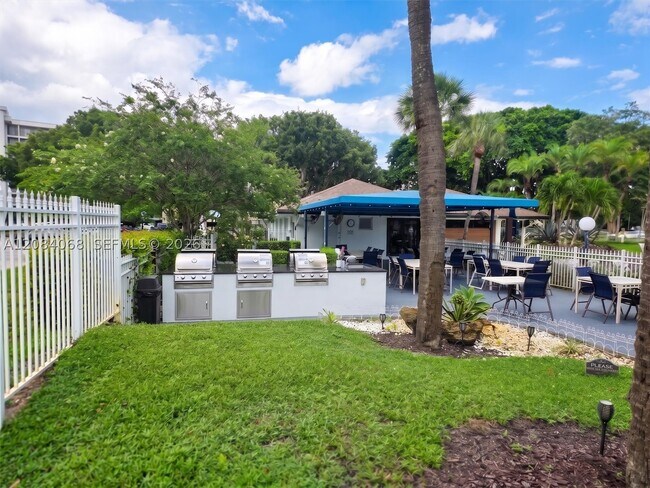 Building Photo - 2661 S Course Dr