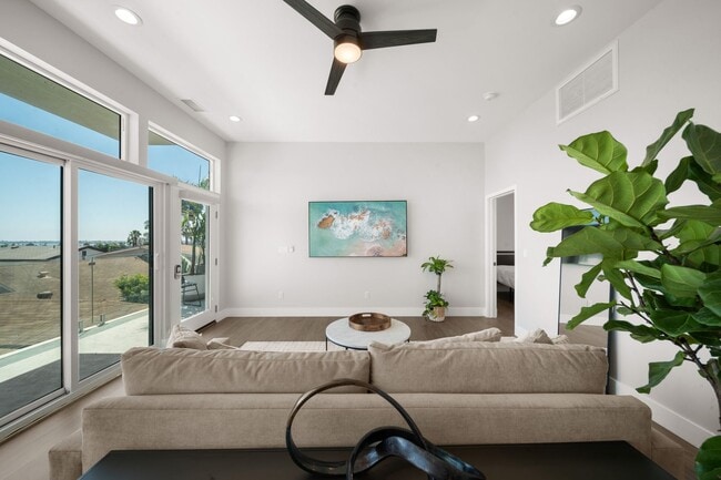 Building Photo - Stunning Fully Furnished New Build 2 Bed/2 Bath Home in Bay Park!