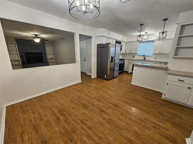 Building Photo - 5418 NW Cottonwood Dr