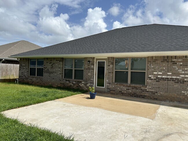 Building Photo - Easy access to interstate, bases & shopping!