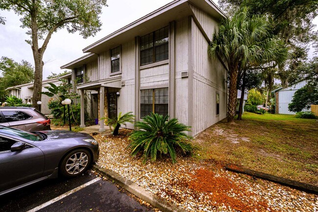 Building Photo - 9 Oakwood Park