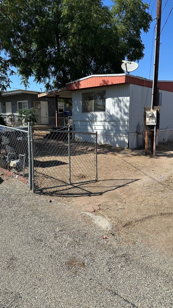 Building Photo - 2 Bedroom / 1 1/2 bathroom home in Perris