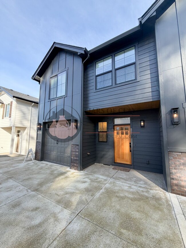 Building Photo - Talloc Ave SE Duplex