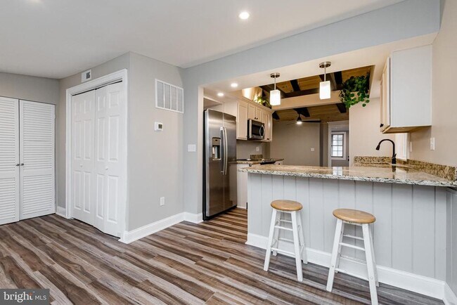 Building Photo - 21 Elm Rd