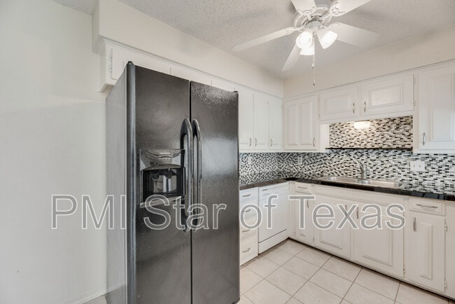 Building Photo - 2130 Teakwood Ln