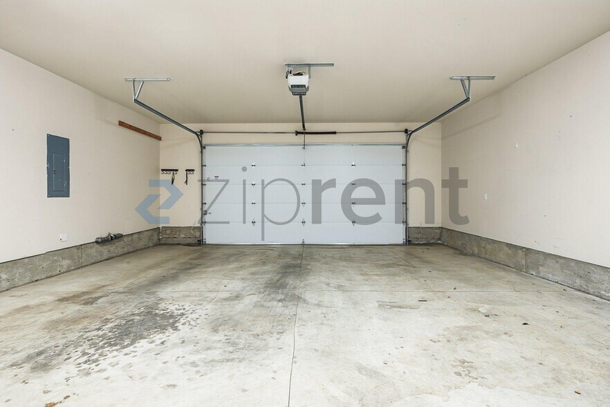Building Photo - Unit