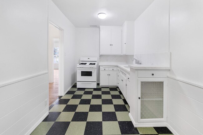 Building Photo - Spacious 1-Bedroom 1-Bath apartment in Los Feliz