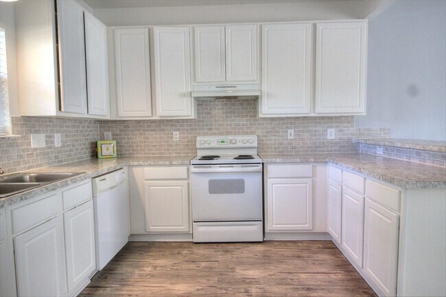 Building Photo - Nice 3 bedroom townhouse in SW Durham!