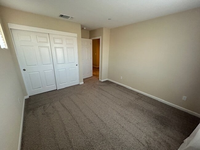 Building Photo - 4 bedroom 3 bathroom in Hanford!
