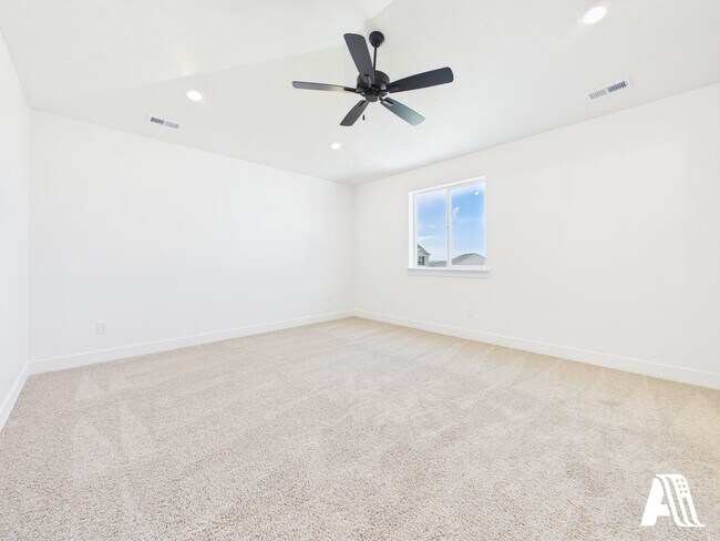 Building Photo - 437 E 650 N