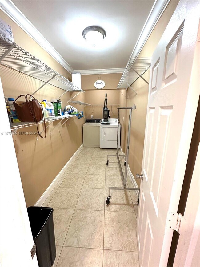 Building Photo - 3101 SW 67th Ave