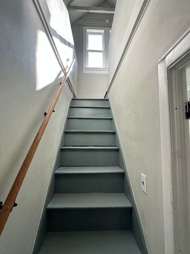 Building Photo - Five Bedroom House Available in Battle Creek