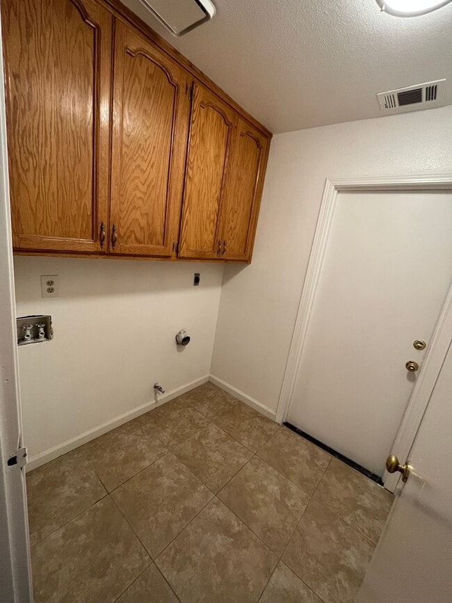 Building Photo - NE Visalia home coming soon