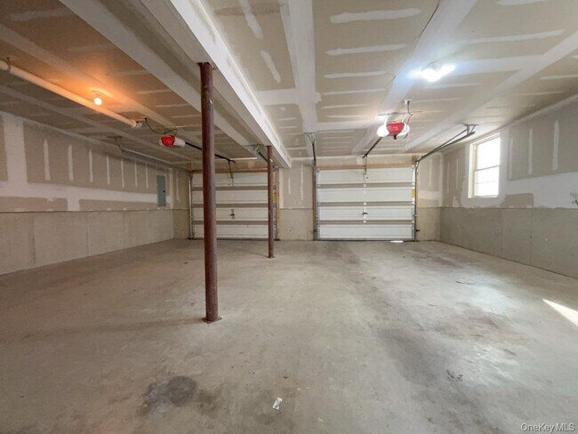 Building Photo - 2 Fieldstone Dr