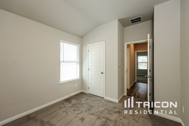 Building Photo - 13626 Paxton Blvd