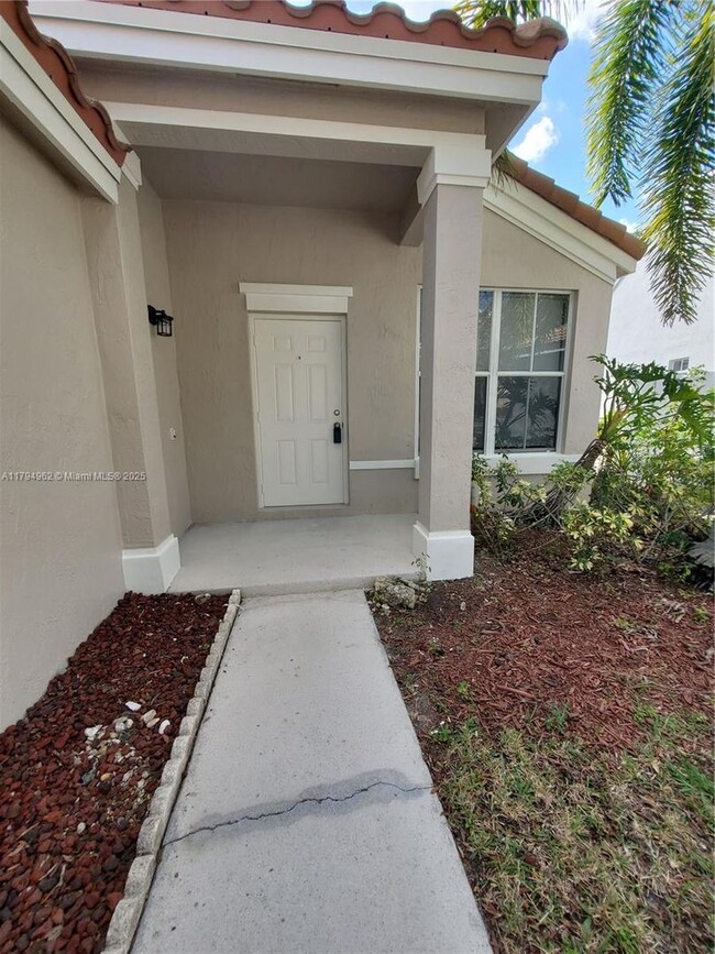 Building Photo - 858 Briar Ridge Rd