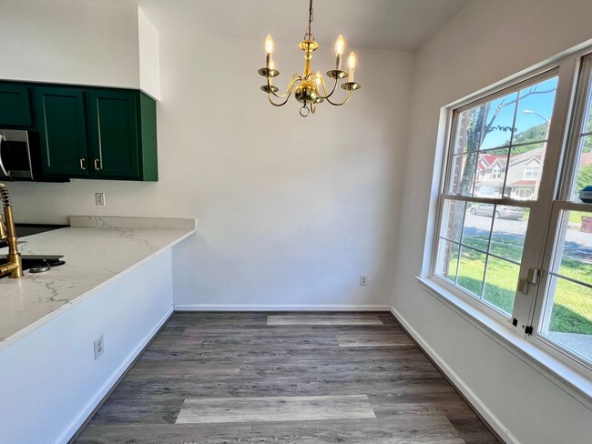 Building Photo - Newly remodeled 3 bed 2.5 bath townhome in...