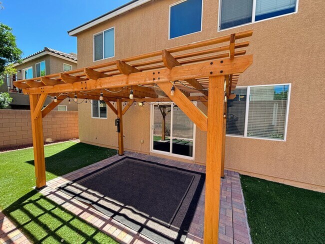 Building Photo - Beautiful 4Bed/3Bath/2Car Residence located in Providence